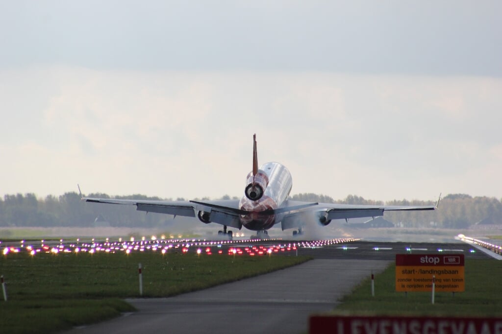 Geen vliegtuigen maar Max Verstappen op de banen van Schiphol, het zou een mooie stunt zijn.