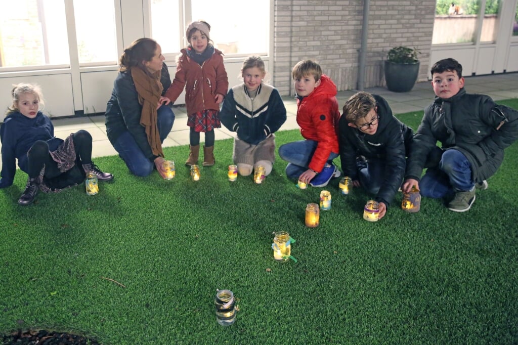 BSO-kinderen van IKC De Helix zetten de lichtjes neer in de vorm van een hartje.
