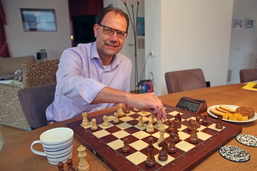 Arjen van Verseveld, voorzitter van SV Schaakmat vindt gezelligheid een belangrijk aspect van de schaakvereniging.