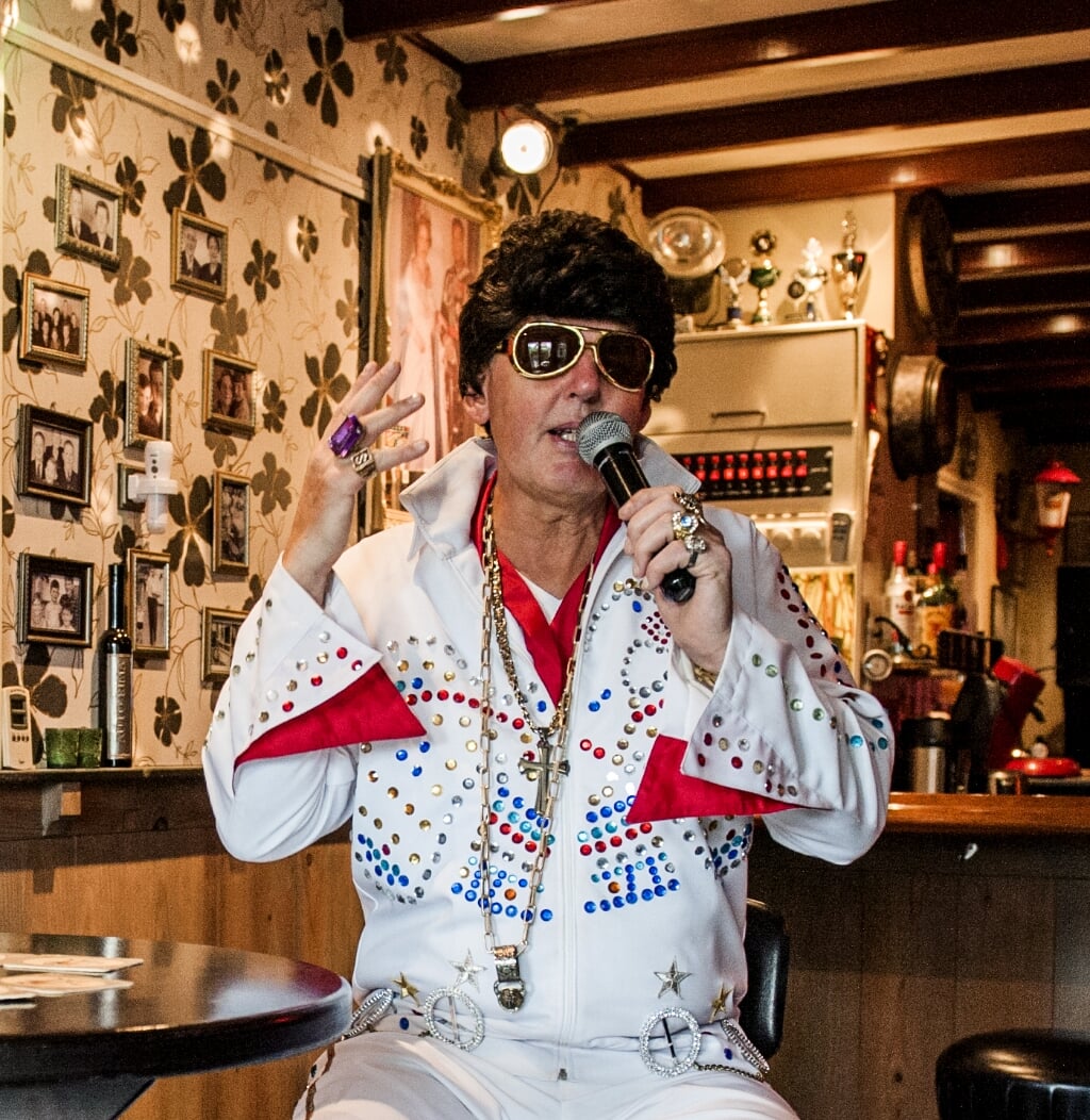 De Langedijker Elvis Presley, oftewel de 'zingende tegelzetter' Moos Glas is wereldberoemd in Langedijk.