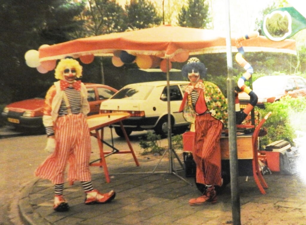 Hoe het begon in 1990 met Clowns Alfredo (links0 en Alfonso in Bakkum.