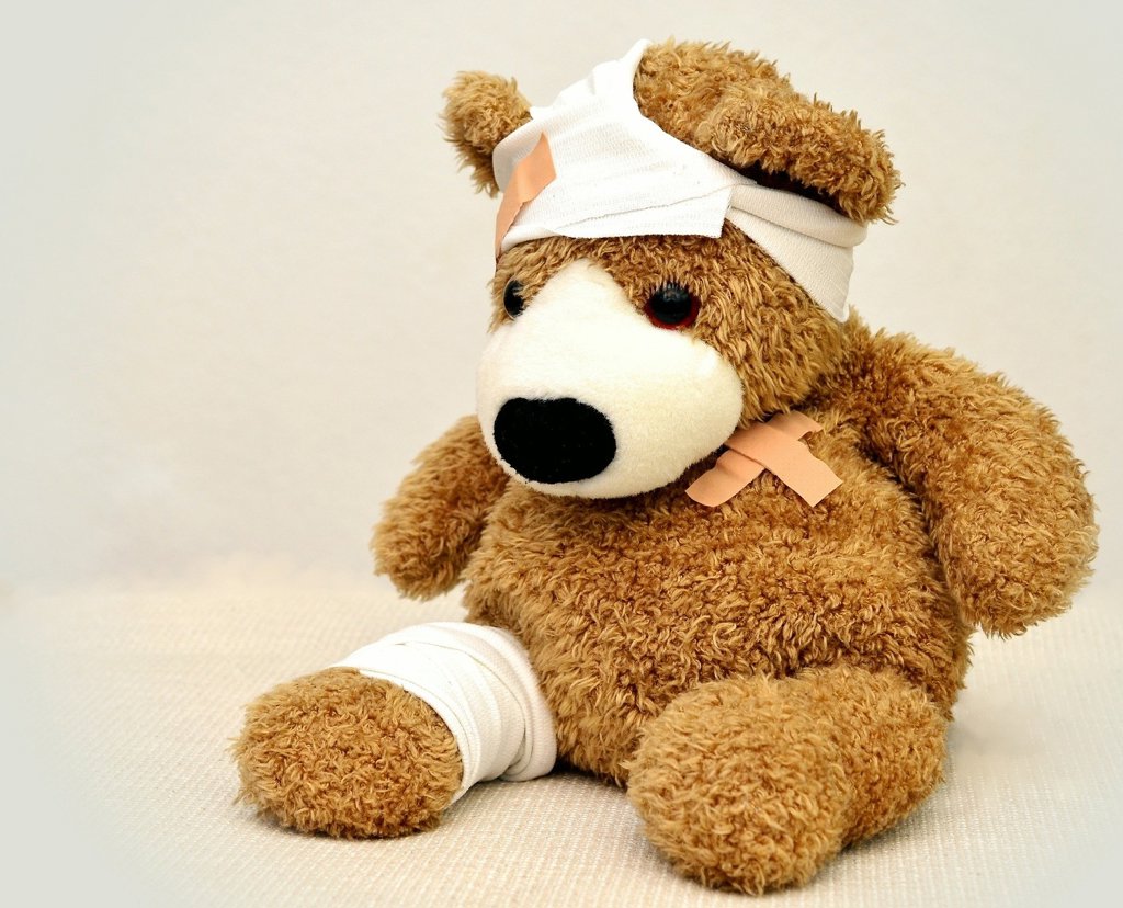 Teddybeer wordt behandeld in het ziekenhuis. 