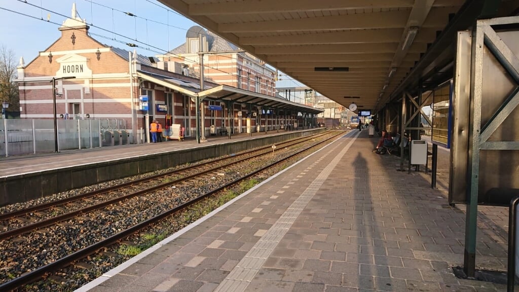 Een vrijwel leeg station in Hoorn op een doordeweekse ochtend om half 8, wanneer het normaal gesproken druk is.