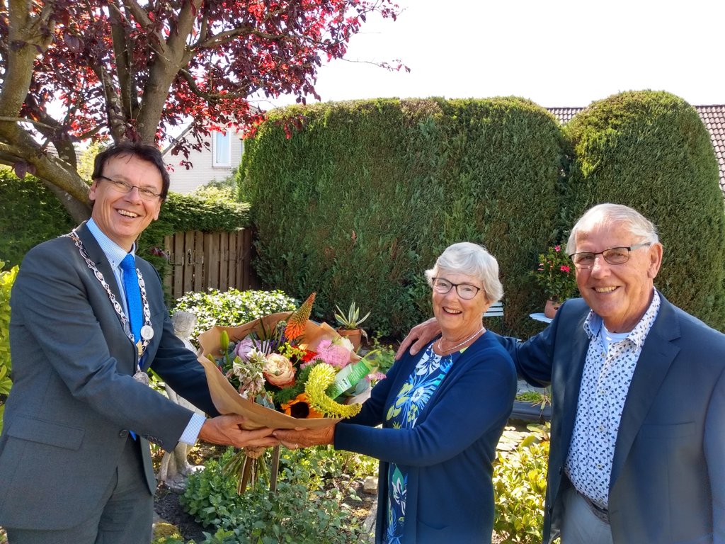 Burgemeester Ronald Wortelboer feliciteert Ed en Greet de Wit-Hof.