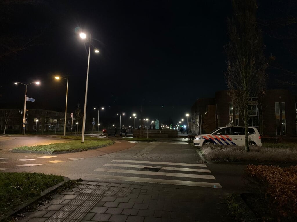 Politiewagen houdt toezicht nabij het gemeentehuis van Castricum. De avond verloopt rustig.