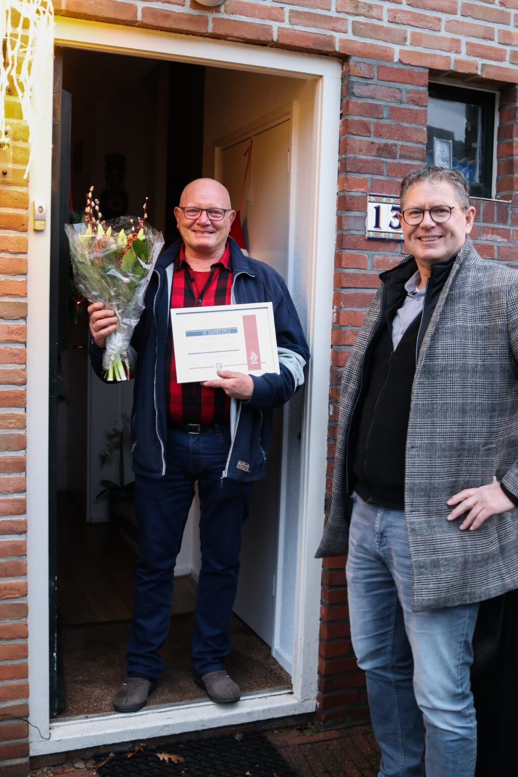 Willem Kluft (r) verrast - op uitnodiging van de KNVB -  Gerrit Visser.