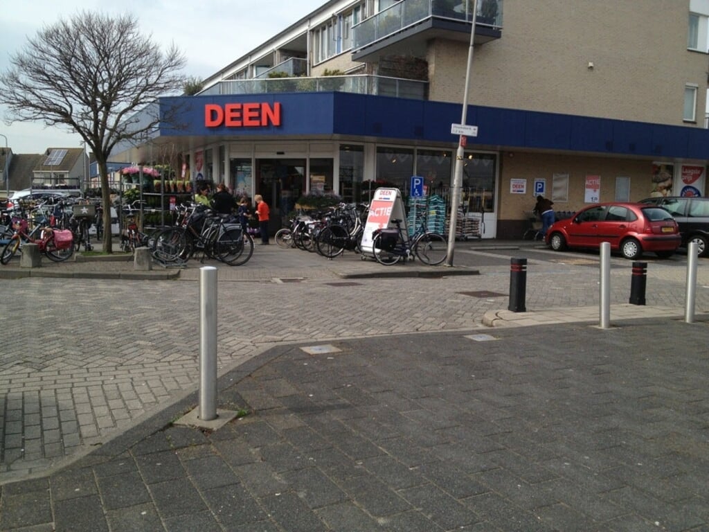 Klanten van DEEN in Uitgeest hebben royaal producten gegeven voor de voedselbank. 
