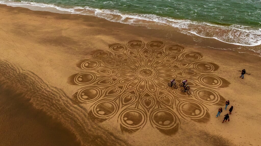 Dutch Beach Art op het strand van Castricum aan Zee. Kunstenaar Tim Hoekstra: "Alles in het leven is tijdelijk."