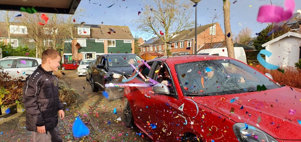 Justin was compleet overdonderd door de vrolijke confettiregen vanuit de auto's.