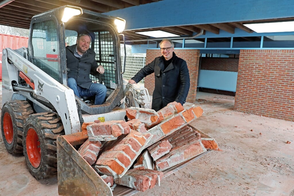 Wethouder Rob Opdam (l) en directeur van Heiloo Aktief, Teun van Etten, verzorgden de aftrap van de renovatie.
