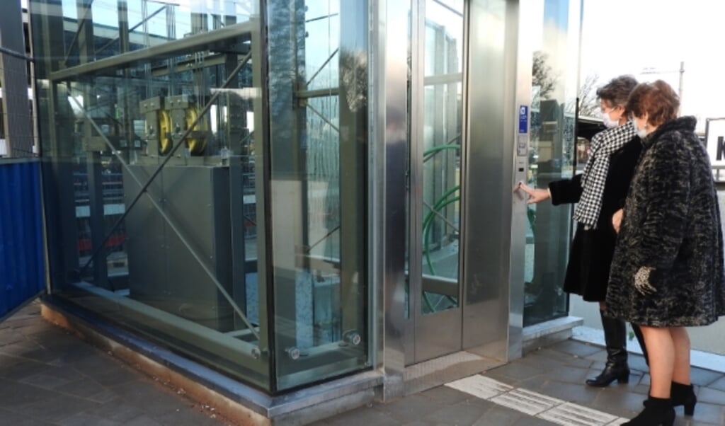 Twee dames proberen de lift op Station Castricum te gebruiken.