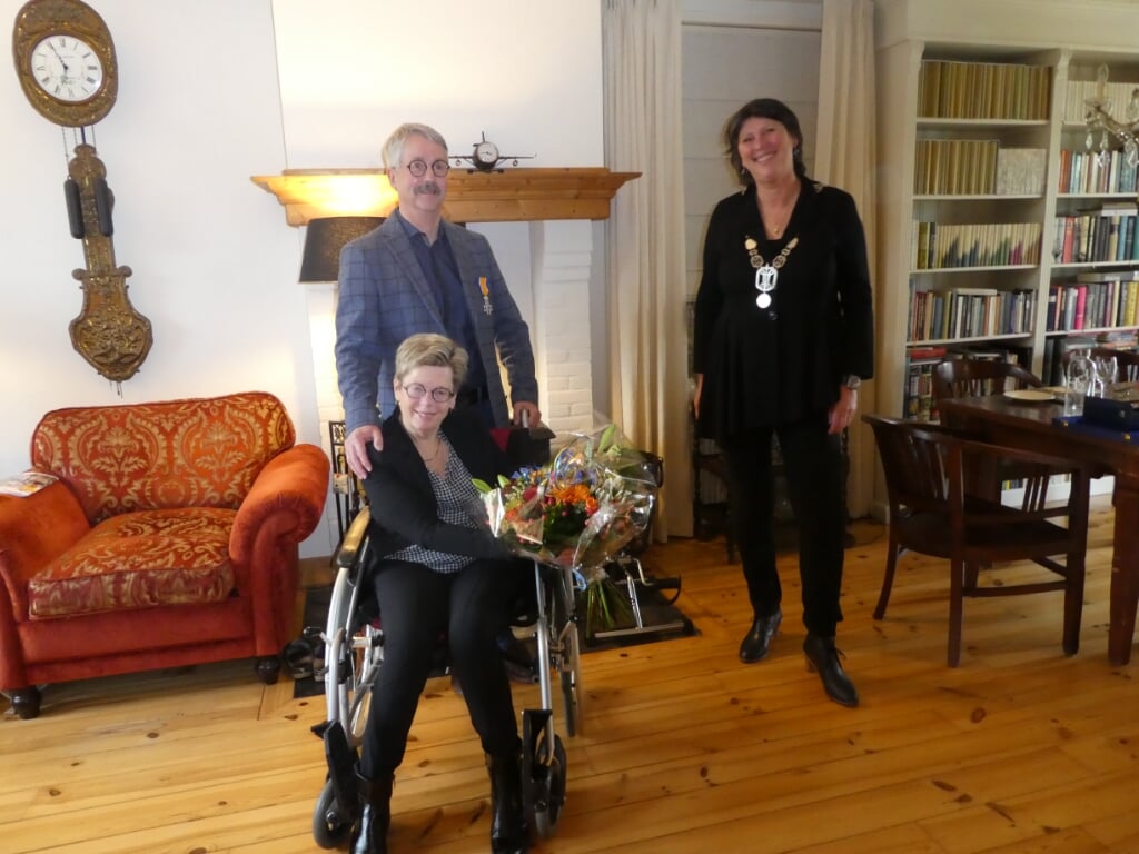 De uitreiking met links de heer Marcel Monden en mevrouw Carolina de Geus en rechts burgemeester Rian van Dam. 