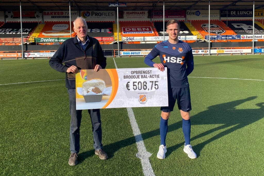 Johan Hage, bestuurslid van Voedselbank Purmerend (op de foto) ontving een cheque van  € 508,75 uit handen van speler Marco Tol. De andere cheque ging naar missieteam Volendam. 