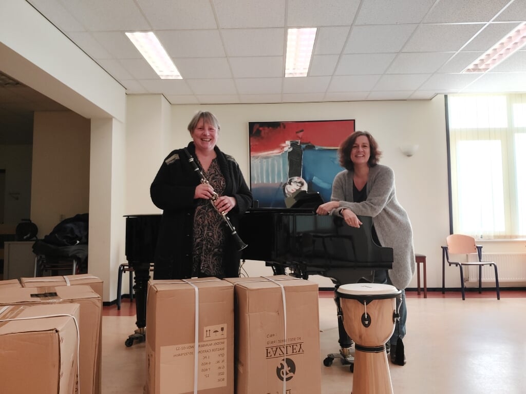 De oprichters van Muziekunie: Pien Straesser en Gisla Bruitsman tussen de net nieuw aangeschafte voorraad instrumenten voor de basisschoolprojecten. 