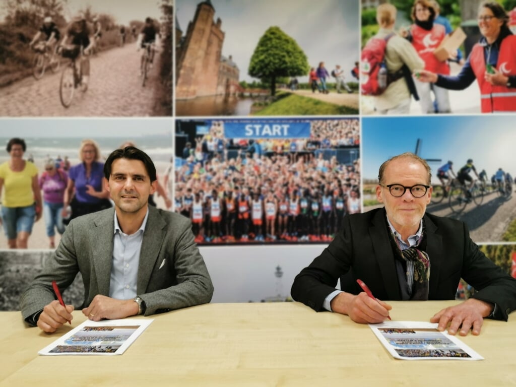 Camiel Staats en Ron van der Jagt ondertekenen samenwerking.