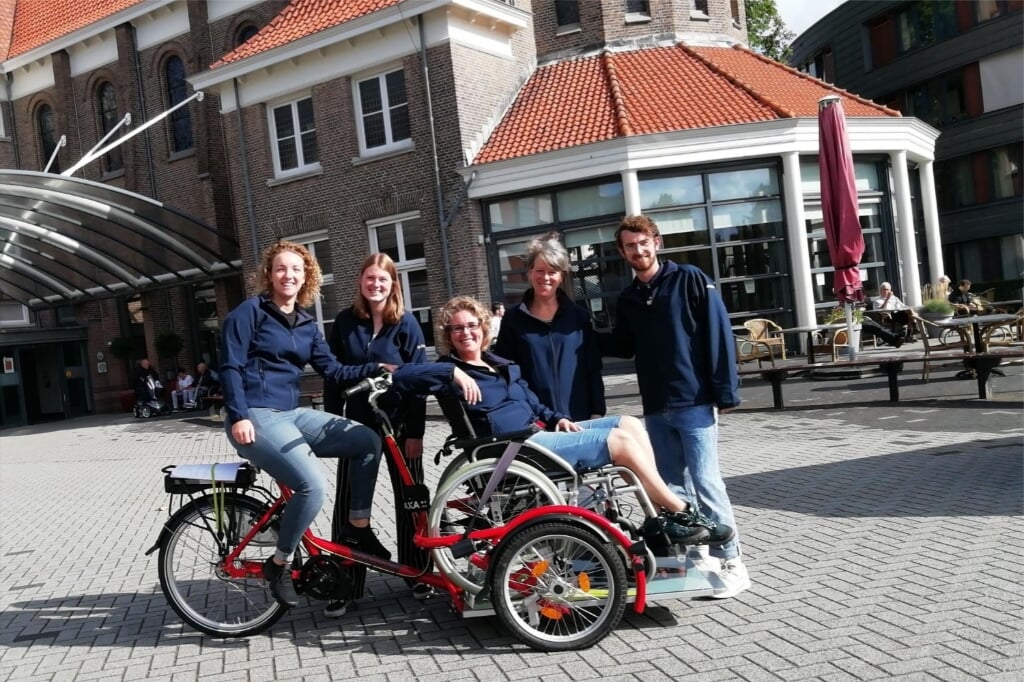 Bewoners Westerhout kunnen met deze rolstoelfiets weer eens een frisse neus halen.