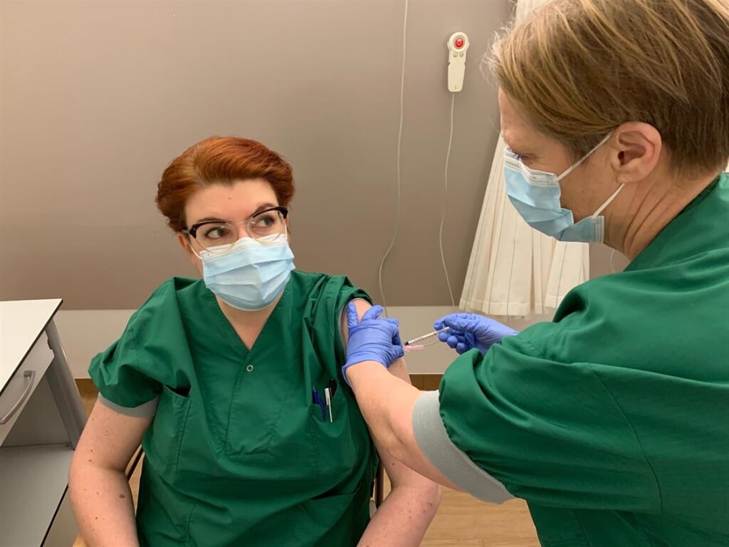 IC-verpleegkundige Yolanda Doornenbal wordt gevaccineerd.