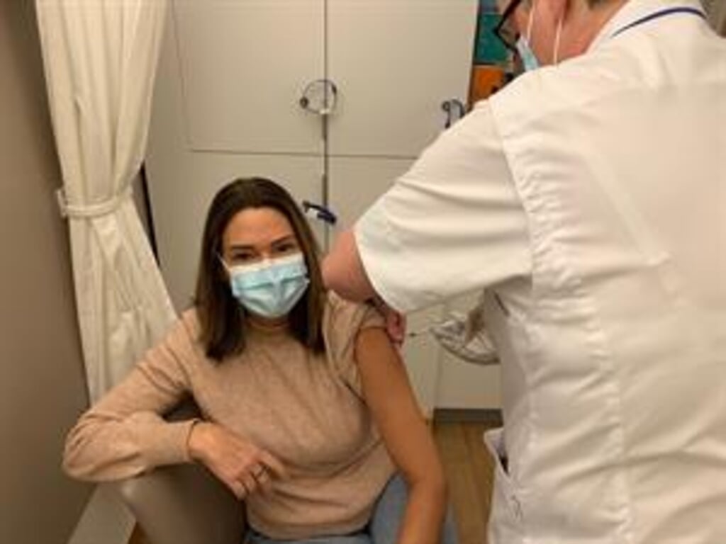  AOA-verpleegkundige Mieke Lindeman wordt gevaccineerd.