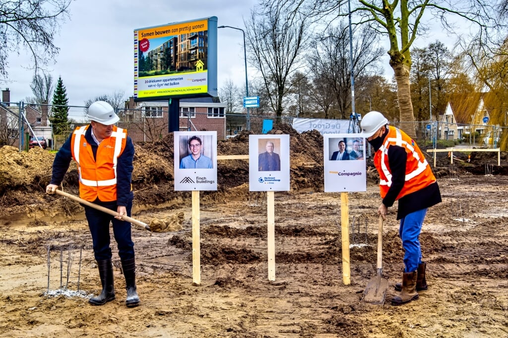 Wethouder Jelle Kaars en directeur BMB Ontwikkeling Ed de Weijer gaven maandag het officiële startmoment aan van de bouw van M'dam.  