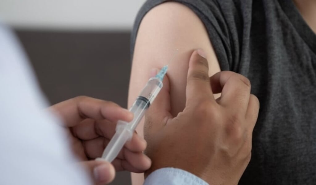 Het vaccineren van zorgmedewerkers gaat van start.