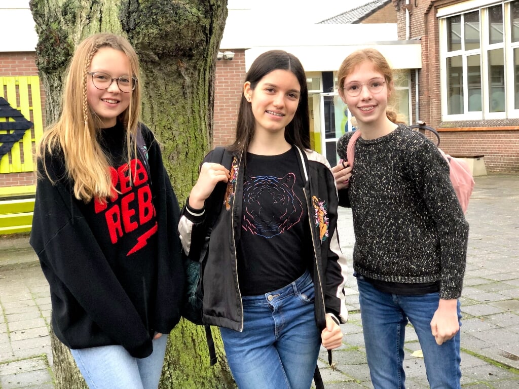 Het drietal (Kiana, Julia en Zoë) volgt de Cultuurklas bij PCC Bergen