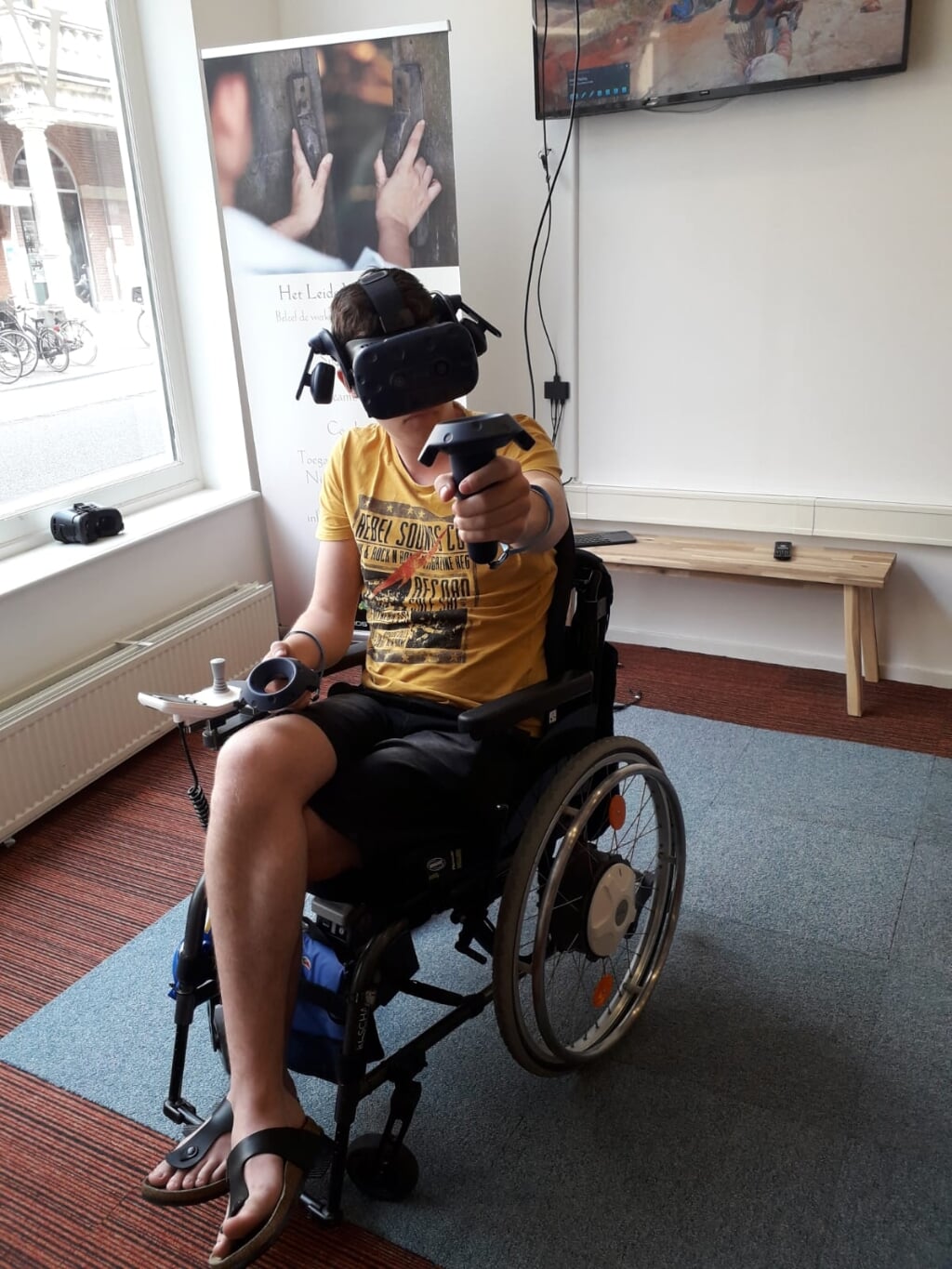 Max tijdens het virtual reality gamen.