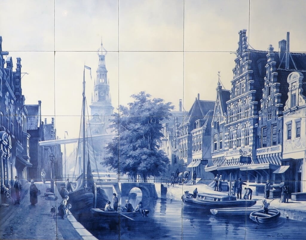 Dit tegeltableau van Alkmaar is nu te koop bij een Amsterdamse kunst en antiekwinkel.