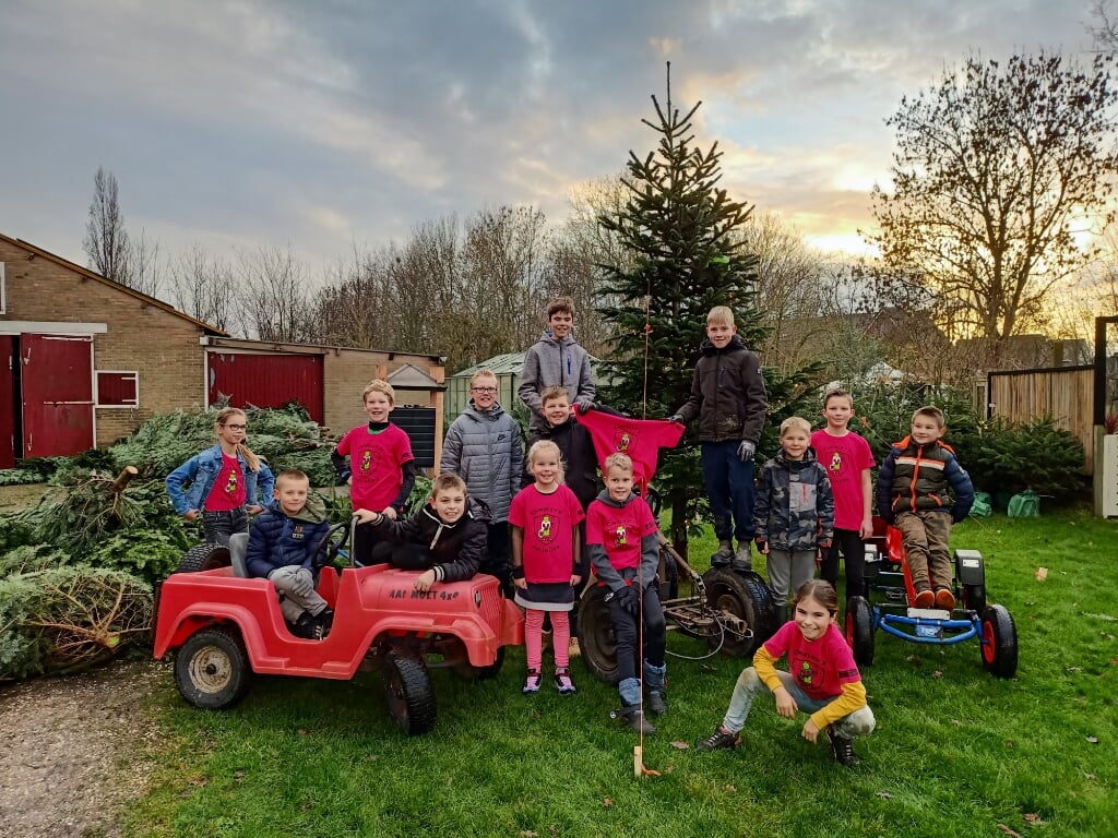 Waarlandse kinderen helpen hun zieke dorpsgenootje Charley door het inzamelen van kerstbomen.