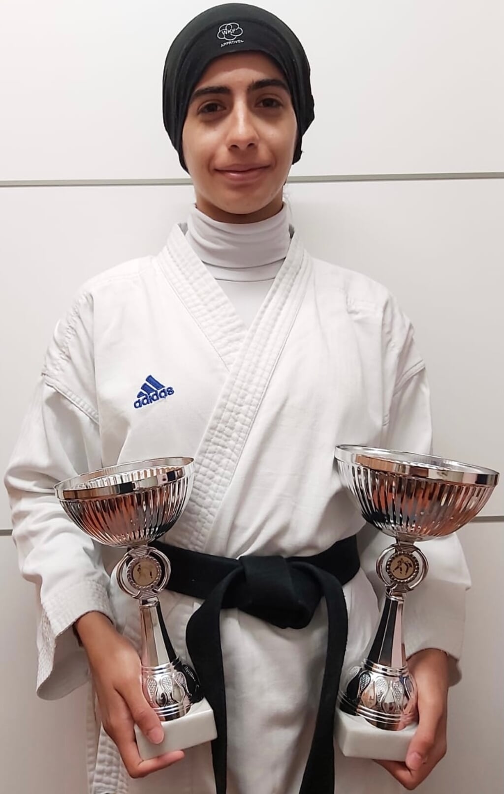 Esraa Aydi met haar twee gewonnen bekers. 