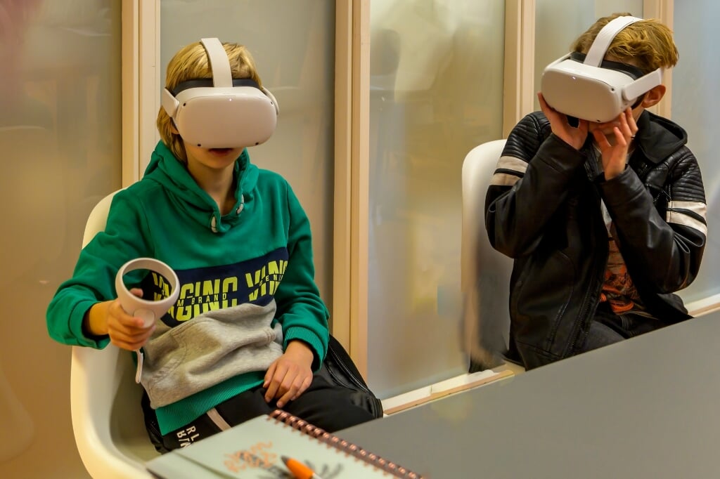 Een leerling test een VR-bril. 