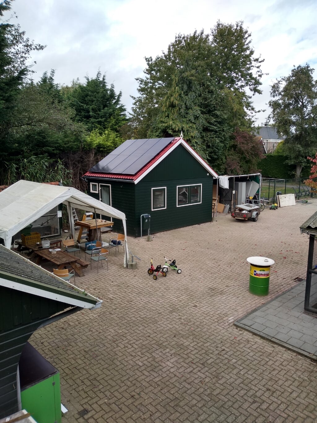Het project ‘Renovatie en verduurzamen van het vrijwilligersverblijf’ bij Kinderboerderij Jong Leven in Sint Pancras krijgt steeds meer gestalte. 