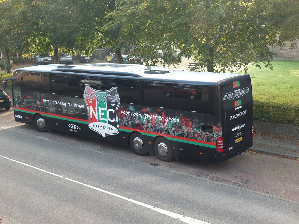 De N.E.C.-bus op de Overtoom in Medemblik.