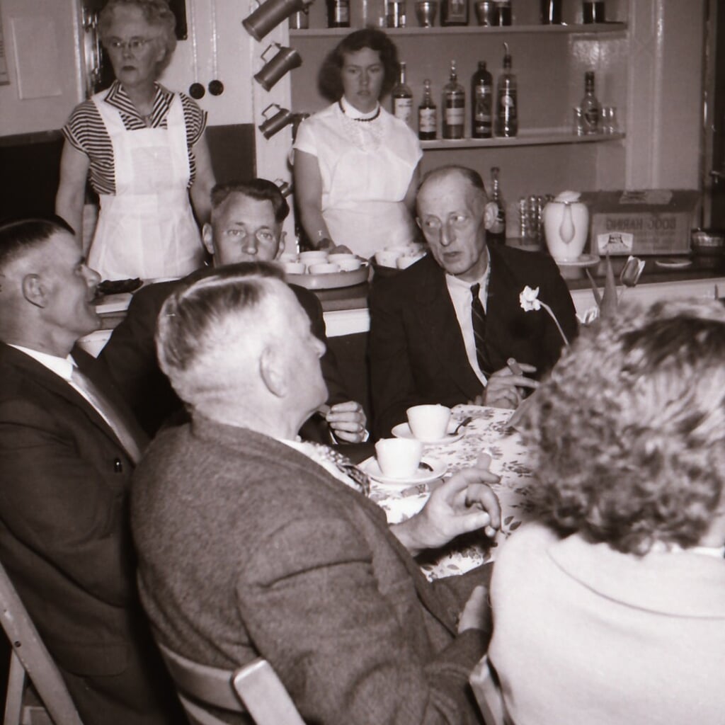 Trien ten Hagen-Liets (links) met schoondochter aan het werk in Café Ten Hagen, eind jaren vijftig vorige eeuw. 