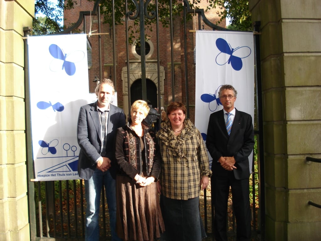 Vlnr.: Willem van Eck, Etty Miedema en Astrid Koot vormden het eerste bestuur van beide stichtingen. Paul van de Vijver (rechts) werd later bestuurslid. De foto is genomen bij het benefietconcert in de Keyserkerk.