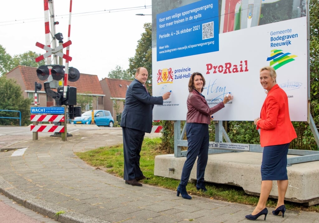 Met het zetten van een handtekening op een bouwbord bekrachtigden gedeputeerde Frederik Zevenbergen, wethouder Inge Nieuwenhuizen van Bodegraven-Reeuwijk en ProRail regiodirecteur Helga Cuijpers onlangs de samenwerking.