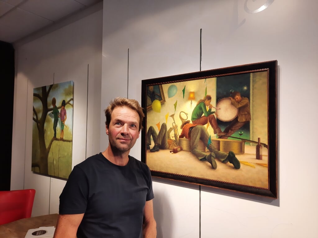 Theo Leering bij een van zijn werken, die te zien zijn in winkelcentrum 't Loo.