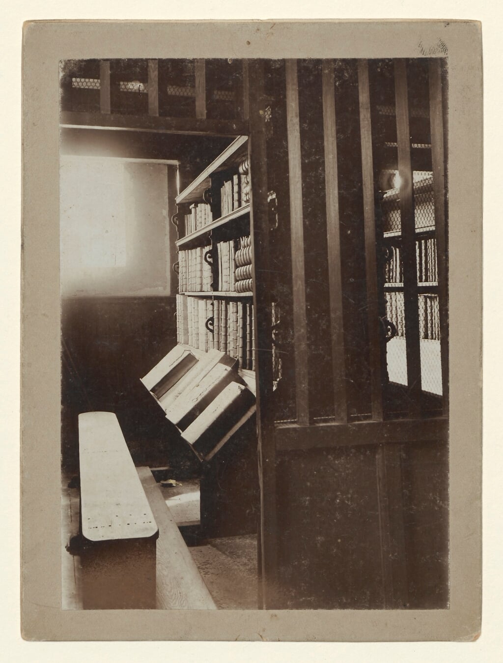 Interieur van de librije in 1894 met boeken waar de ketting nog aan vast zit.