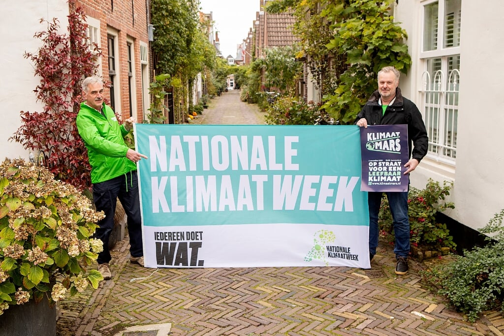 Wiebe van Erkelens en bewoner Leo hopen veel anderen in beweging te krijgen tijdens de Nationale klimaatweek.