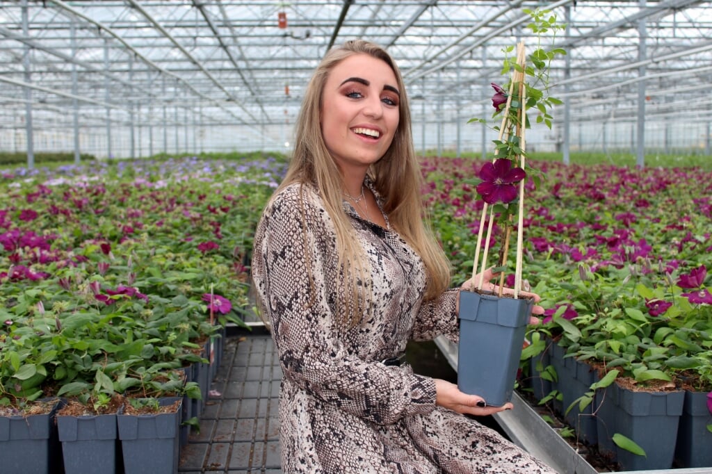 Paulina Skowron (24) houdt van planten en studeerde commerciële economie. Ze combineert het in haar werk als e-commerce specialist in de boomkwekerij. 