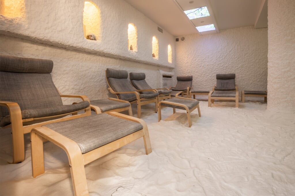 Relaxen in de zoutkamer doe je op lekkere stoelen terwijl je de heilzame werking van het zout ervaart.   