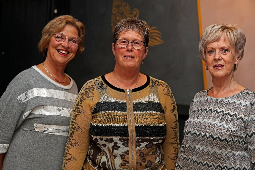 Het bestuur van het koor Van Eigen Bodem, vlnr: Ina Schut, Anita Stierp en Ria van der Waard.
