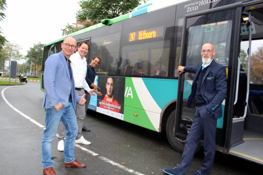 De Ali B bus van Arriva-chauffeur Robert Valk rijdt rond in de regio, ter promotie van de Week van het Werk. Hier met Bas de Lange, Dick Feddes en Yori Lieuwes (vlnr).