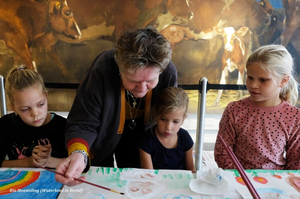 Joke Trim gaf schilderworkshops aan kinderen in De Speeltoren. 