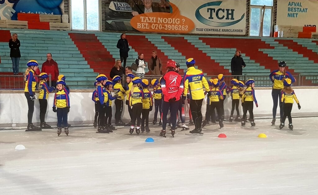 De pupillen openen traditiegetrouw het schaatsseizoen.