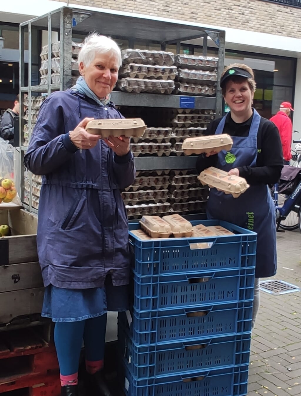 Jenny Alberts heeft eierer4en gedoneerd aan de Voedselbank, rechts Pauliene Boerefijn van De Goudreinet.