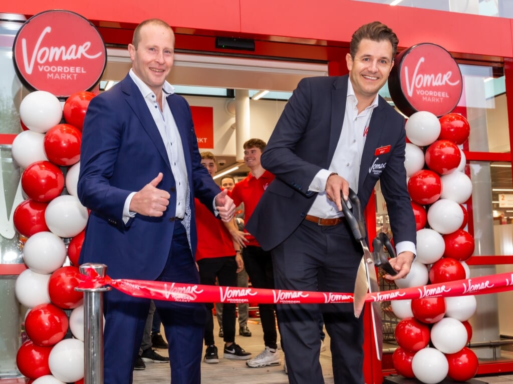 Filiaalmanager Maarten Hopman opent samen met directeur winkeloperatie Bastiaan van Loon de nieuwe winkel.