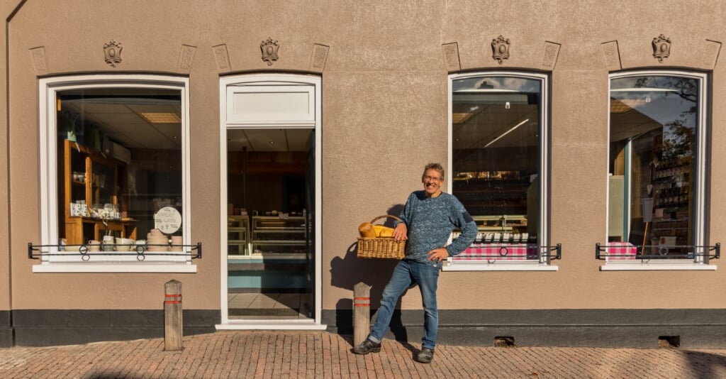 Frank voor zijn onlangs opgeknapte bakkerswinkel in Oudkarspel.