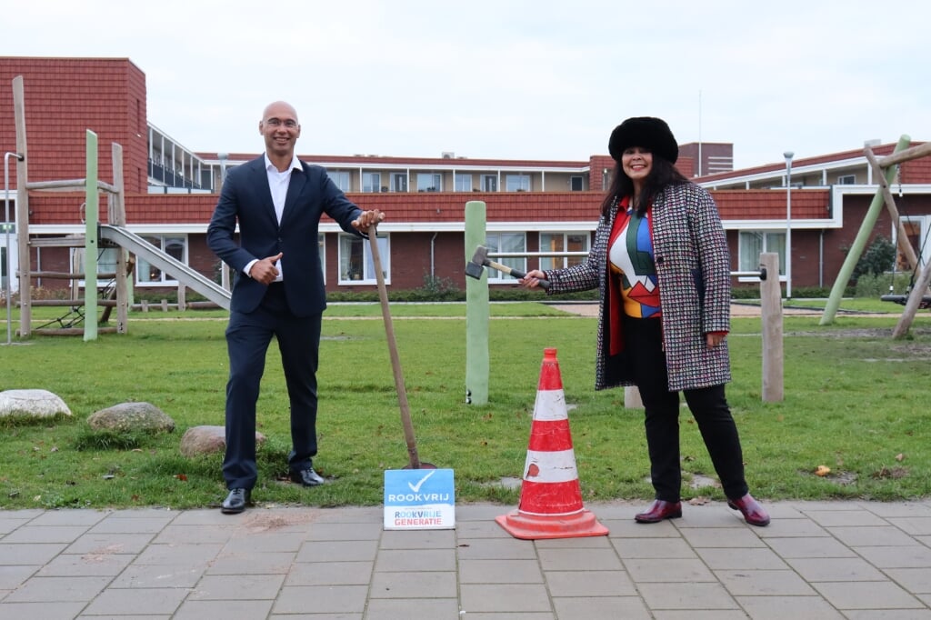 Stoeptegel rookvrij neergelegd door directeur GGD en wethouder Wiersma-de Faria van degemeente Opmeer.