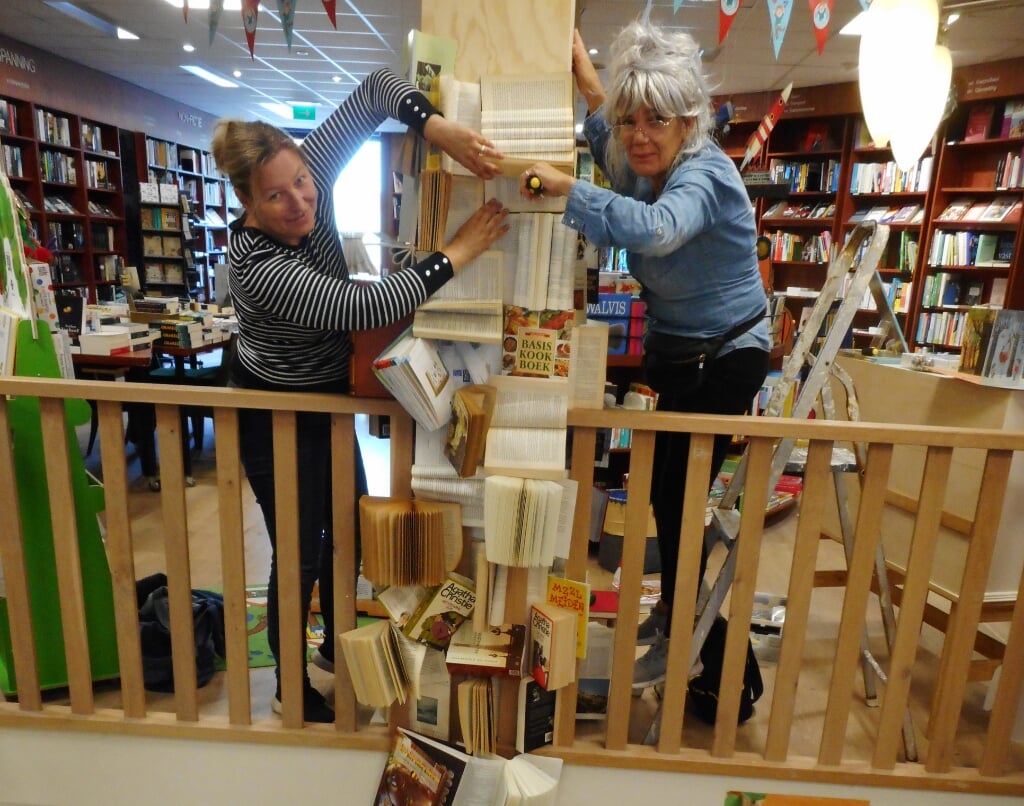 Loes en Manon aan de slag als Creatieve Wieven bij boekhandel Laan 