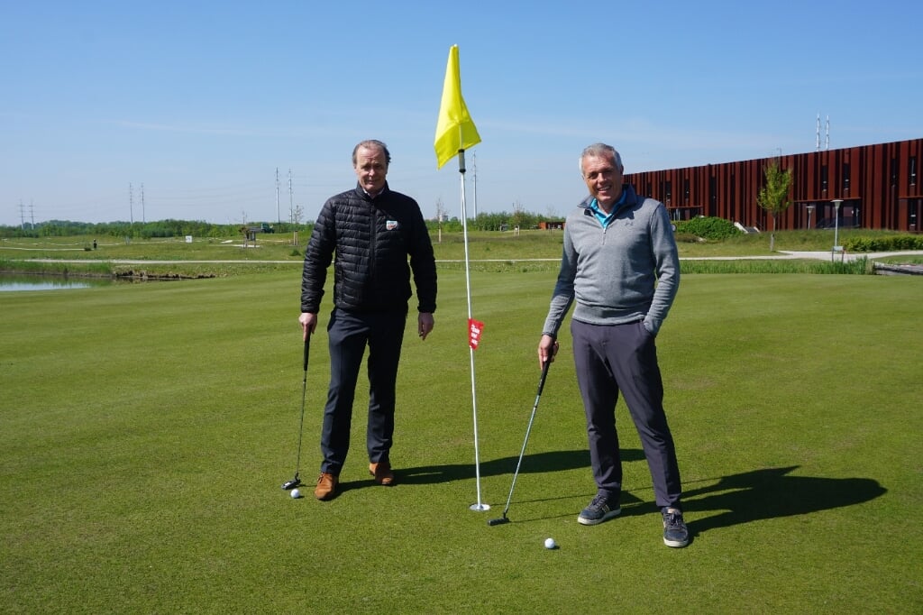  Prof. dr. Casper van Eijk en directeur Onno Jacobs van Golfbaan Bentwoud.